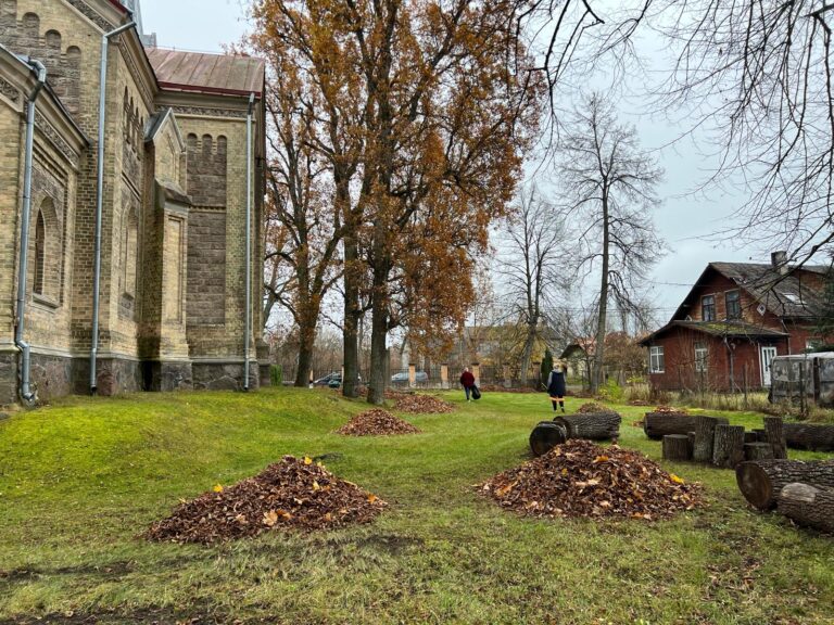 Rudens talka Ķemeru draudzē.